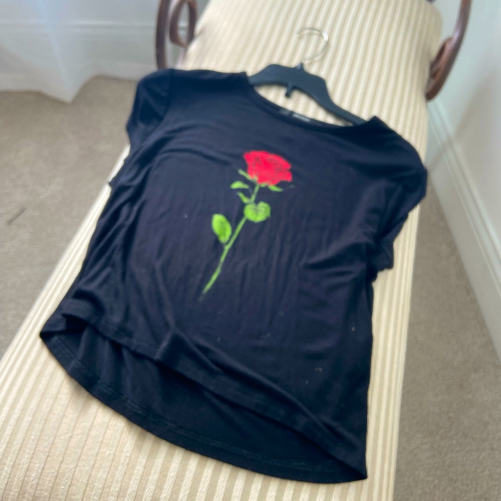 Comfortable blouse with a rose on it